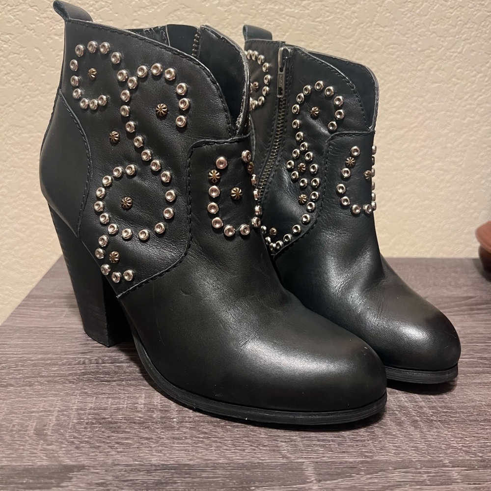 Steve Madden 7.5 Awsum Black Studded Ankle Booties